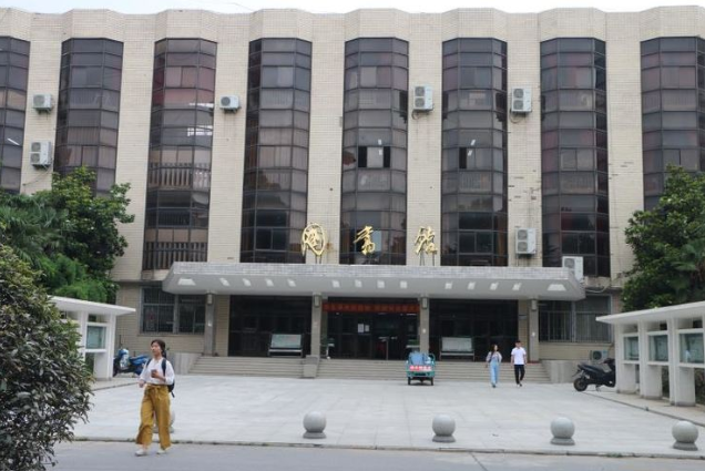 河南省商务中专学校目前在校生有多少，学费一年多少